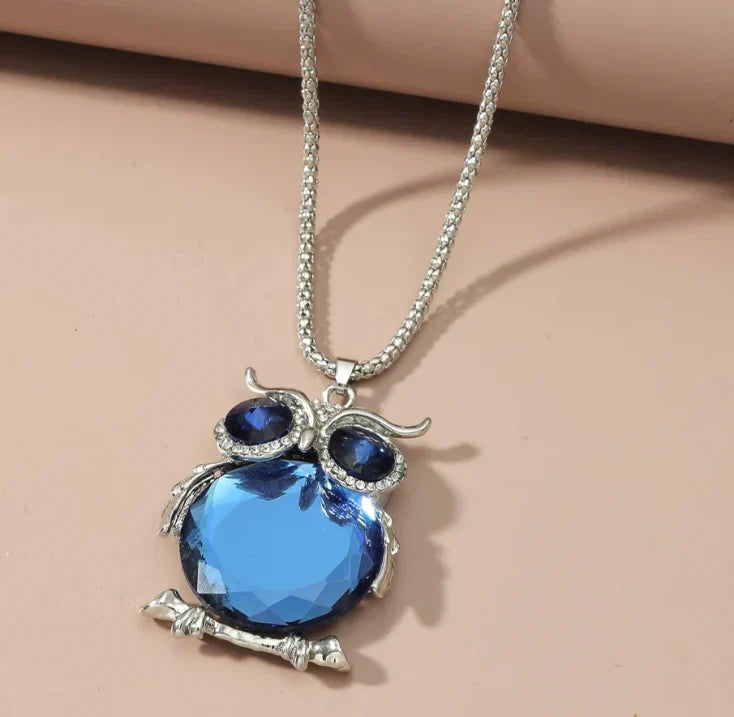 Holds a owl pendant in moonstone